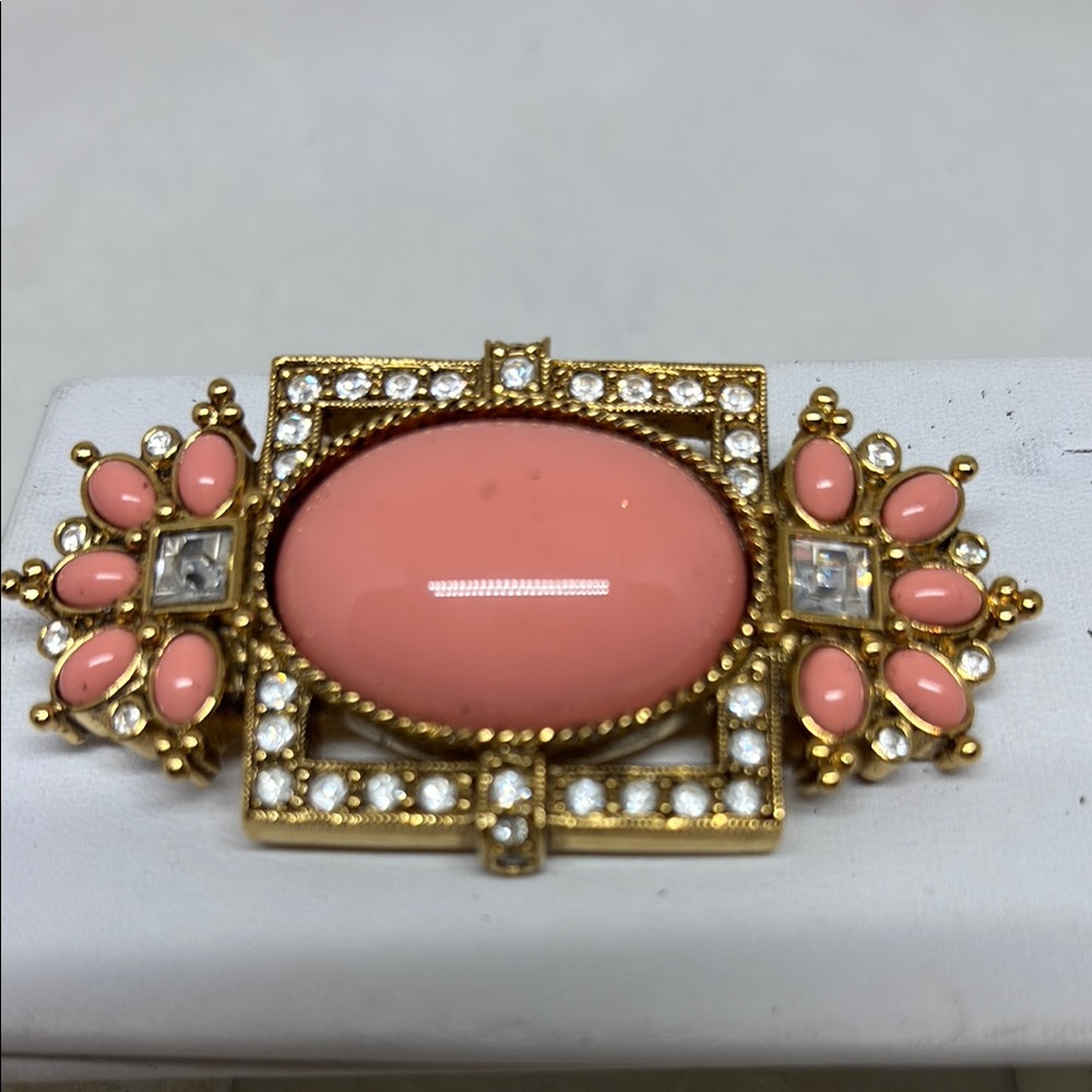 Beautiful Elizabeth Taylor for Avon Brooch
